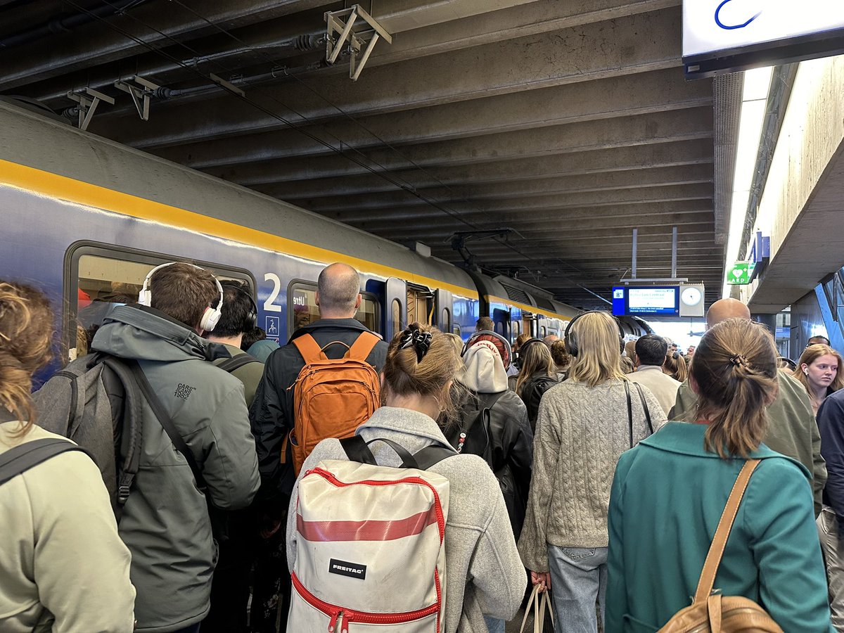 bennychewNL's tweet photo. Utrecht storing, train problems. Second time this week. It was FULL in the train, reminds me of Tokyo subway rush hour #NS https://t.co/Y6KwWnCiwi