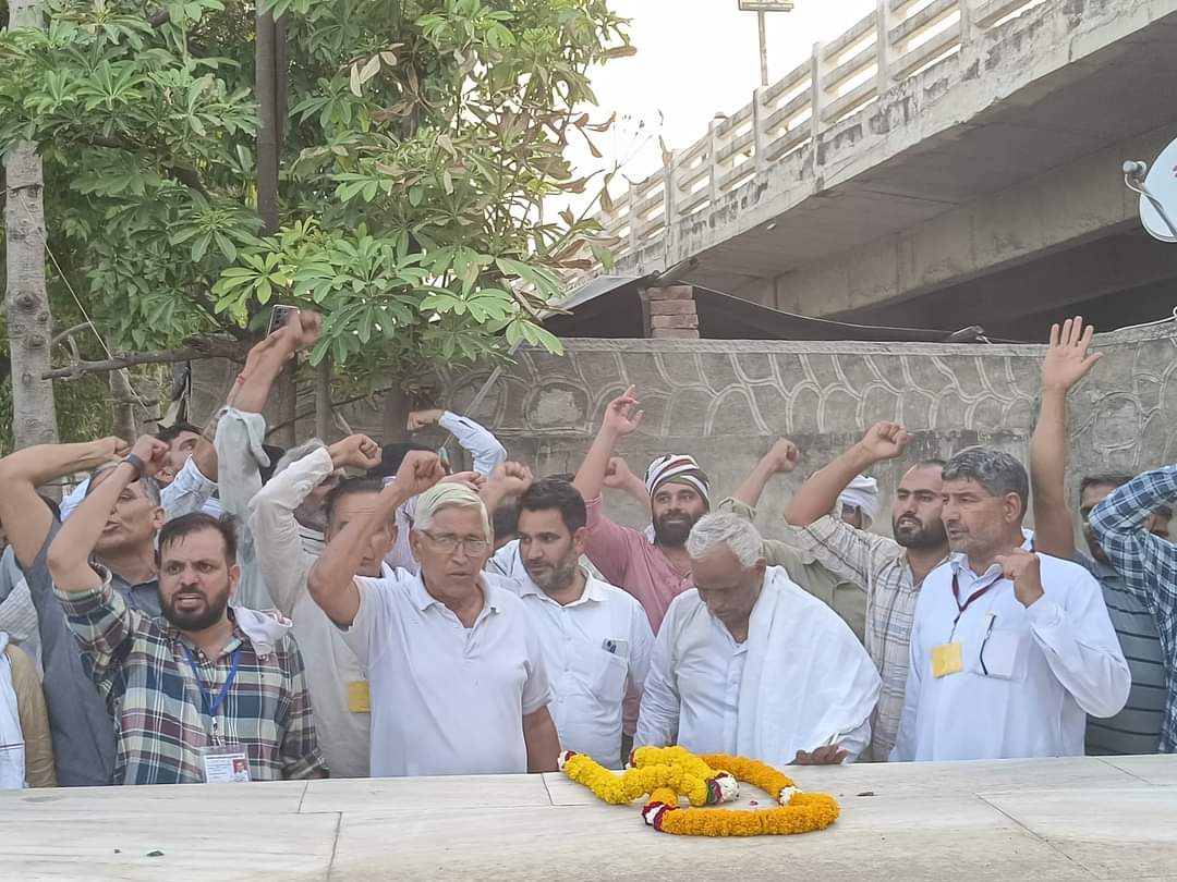 AmraRamMPSikar's tweet photo. सीकर संसदीय क्षेत्र से चुनाव जीतने के बाद सर्वप्रथम जाट बोर्डिंग में कोमरेड त्रिलोक सिंह जी की समाधि पर पुष्प अर्पित किया।
कोमरेड त्रिलोक सिंह को लाल सलाम https://t.co/znTVvPyHCZ