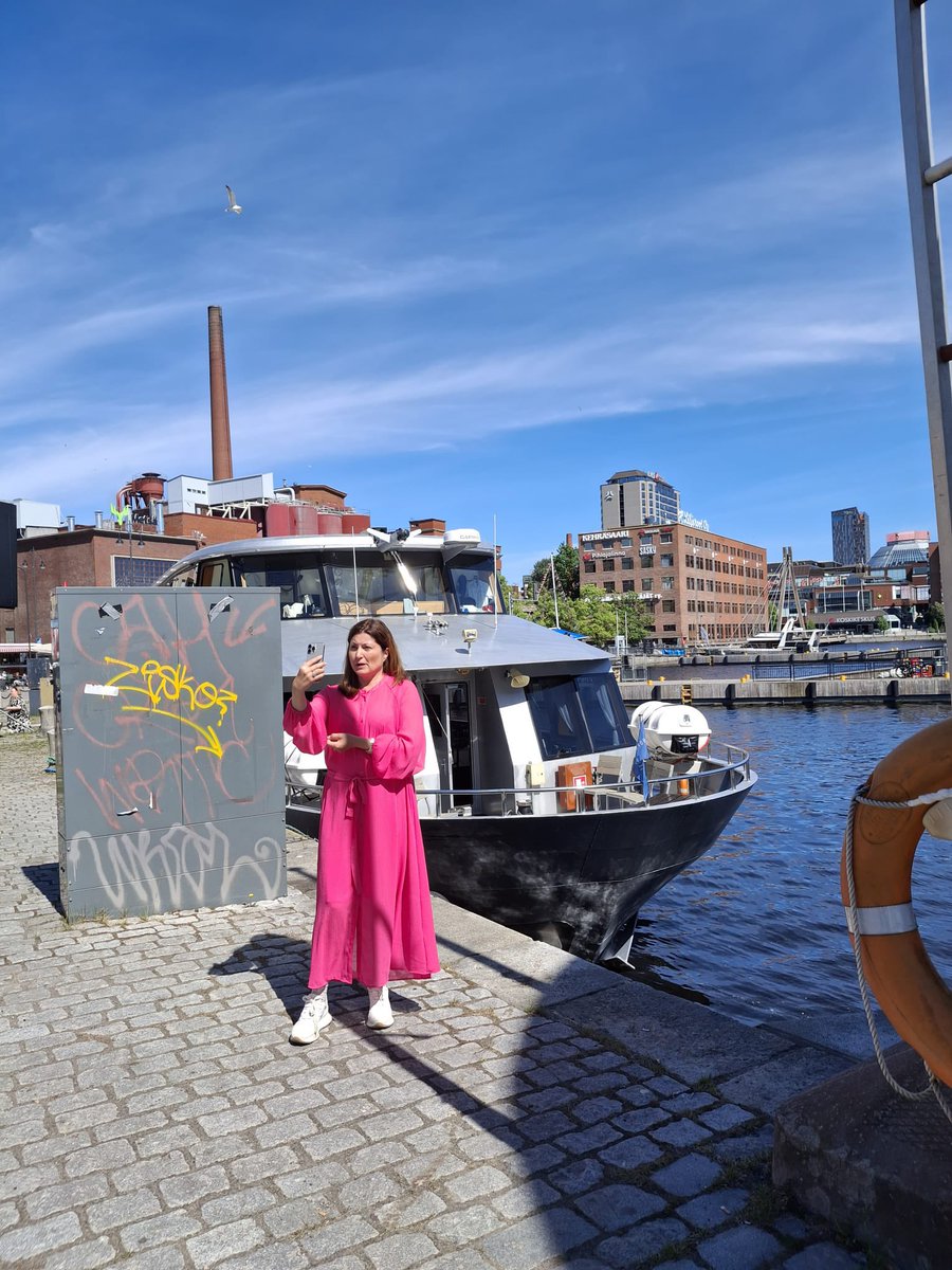 Kuvaan tässä videotervehdystä Petteri Orpolle synnyinkaupungissa Tampereella. Paljon muutakin on ehditty tänään, Hakaniemi, Narinkkatori, esitteitä, videoita. Huonon Äidin kanavissa niitä näkee.