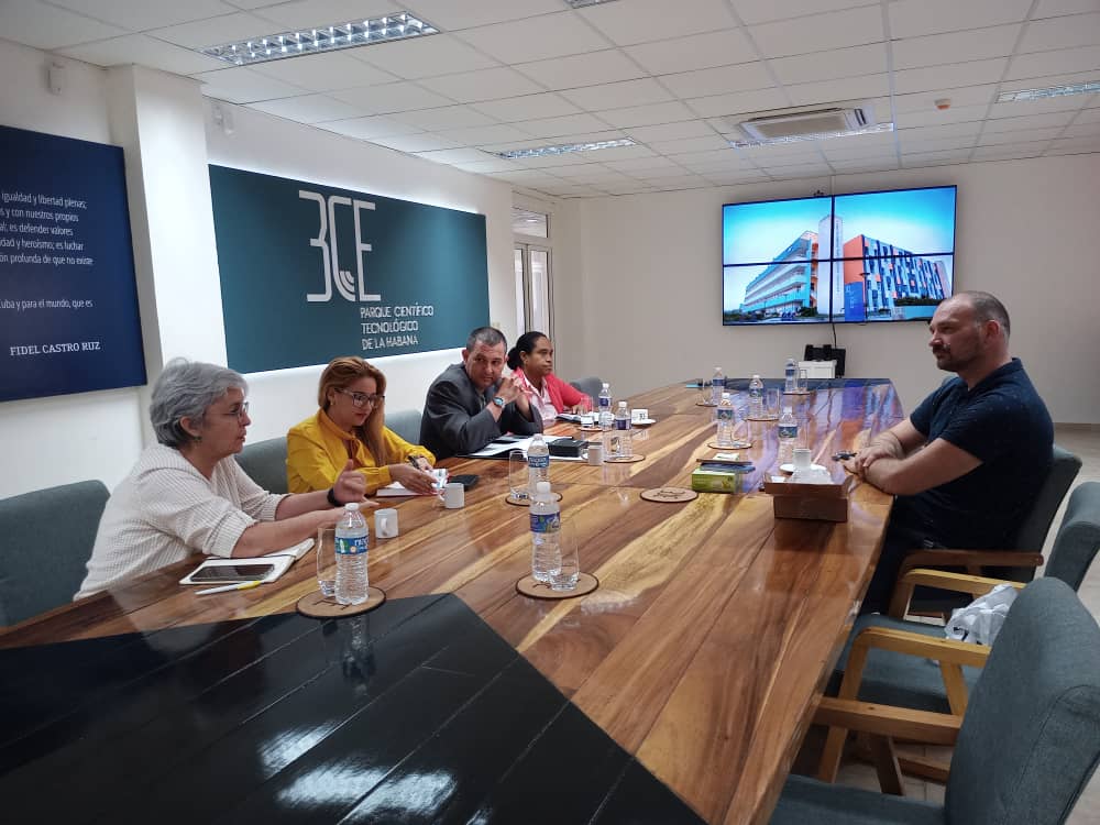 PCTHabana_3CE's tweet photo. En la tarde de ayer recibimos en el @PCTHabana_3CE a Sergey Veprik, Director de Desarrollo de la empresa Rusa Noosoft. Continuamos estrechando alianzas.
#crececon3ce #alianzasestratégicas https://t.co/PKnDWmj2ap