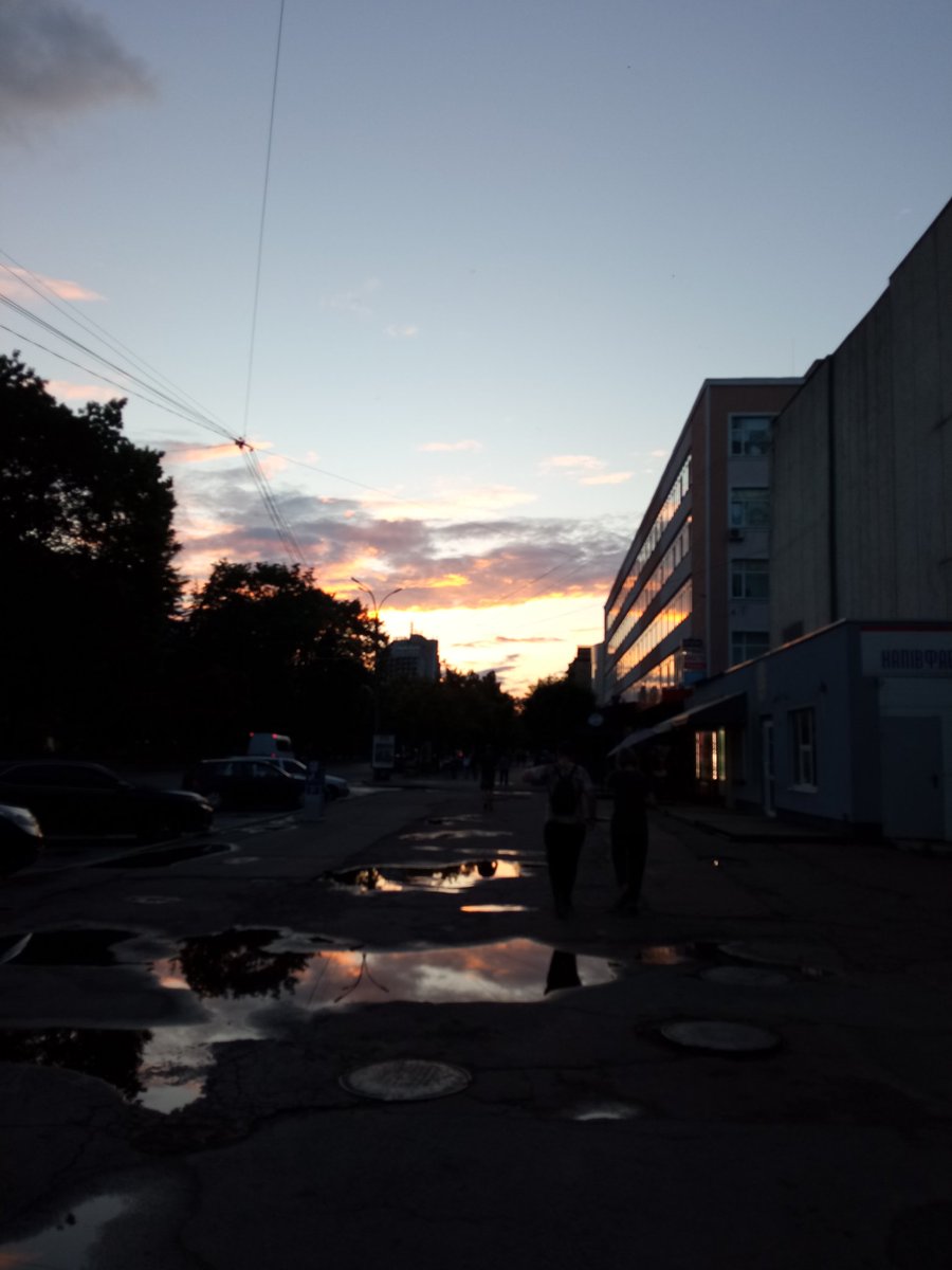 AnnDekim's tweet photo. Хоть какой-то плюс пиздячить домой после 9... https://t.co/272gd8AcAY