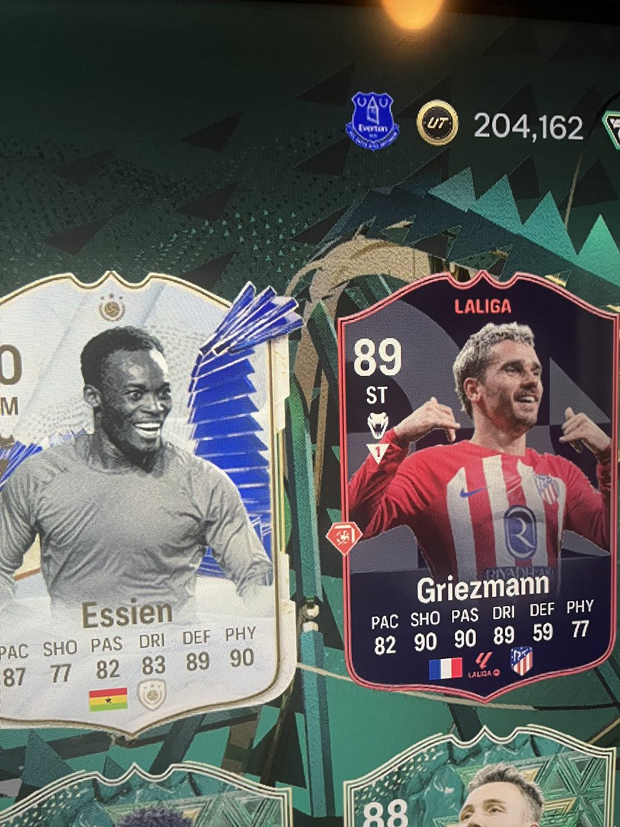 LufcFelix's tweet photo. @ZwebackHD who do I evo? someone help pls https://t.co/uyV8V595eN