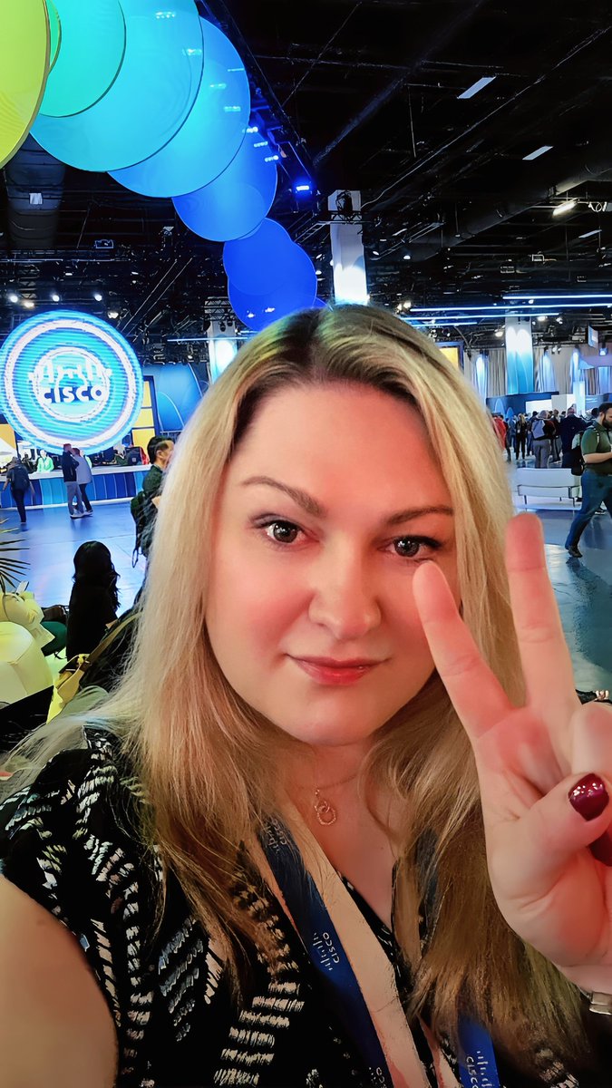 noxAlynor's tweet photo. Whereelse would you get to choose between 3 cool Toms? First time #ciscolive https://t.co/Q3MkzNaW3q