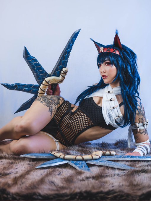 It was fun getting to wear this Nargacuga inspired look at colossal last weekend 💙⚔️ Cosplay made by