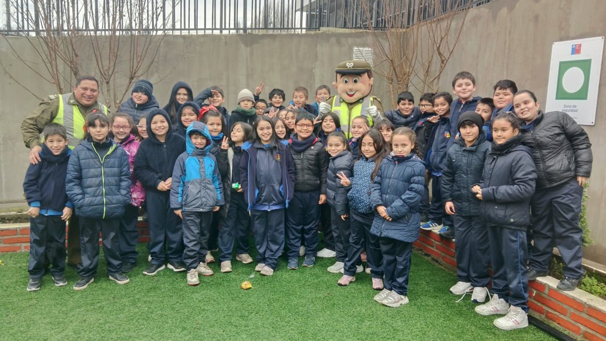 Carab_Maule's tweet photo. #SANJAVIER: Los niños 1º, 2º, 3ºy 4º básico del 🏫🎒 Colegio #PablodeRocka en el sector #OrillaMaule en la Ruta L-11 Km.3,5 fueron parte de una entretenida y didáctica charla sobre tránsito vial. En ella se reforzó el llamado a respetar las señaléticas y circular con seguridad👮🏻. https://t.co/HES5pf3JRc