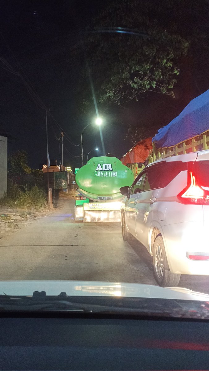 nazmong28's tweet photo. @TMCPoldaMetro tolong bantu tertibkan dump truk yg parkir pinggir jalan masuk pintu tol bandara Soekarno-Hatta https://t.co/oqjsTok1cs