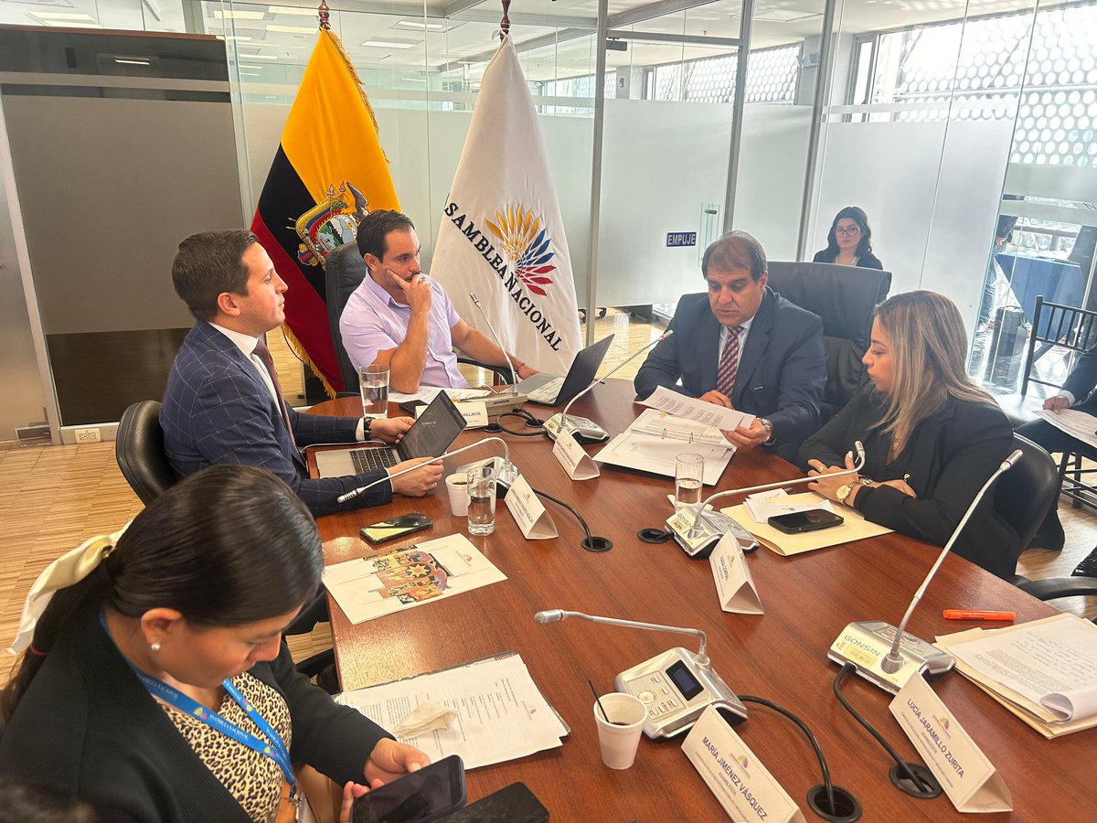 CJudicaturaEc's tweet photo. El Presidente del @CJudicaturaEc, @alvarofroman, compareció ante la @RRIIMovilidadAN de la @AsambleaEcuador, para informar sobre el cumplimiento de la resolución legislativa Nro. RL-2023-2025-006, mediante la cual se solicitó a la institución implementar acciones para que los operadores de justicia cumplan con la obligación de registrar la nacionalidad de todos los sujetos procesales que intervienen en las causas judiciales.