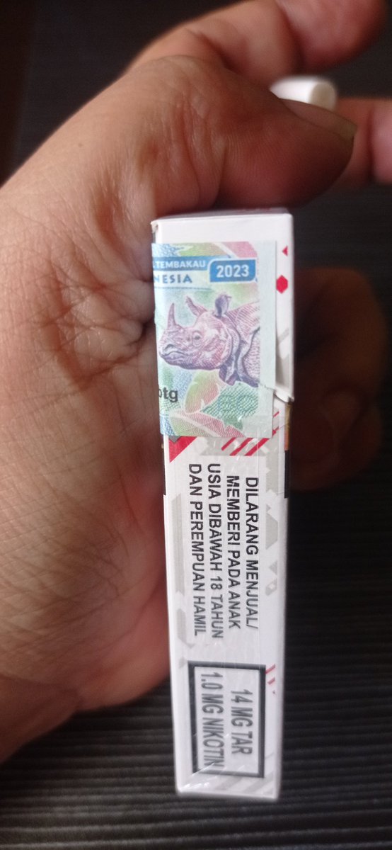 z_poedji's tweet image. Harusnya ditahun 2024 barang 2023 ditarik dari pasar..

#Rokok
#Promild
#Surya