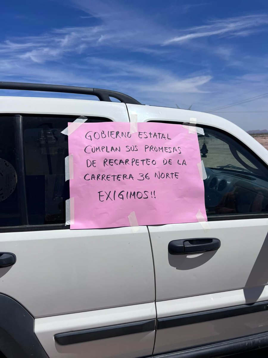 Jorge_MoralesB's tweet photo. HARTOS DE LAS #FAKEGOV. Toda la fuerza del estado contra un grupo de habitantes de #PuertoLibertad que cansados de las #FakeGov (anuncios falsos) del @SonoraGob sobre reparación de la carrerera 25, bloquean acceso a su comunidad. Los amenazan y no les dan la información que les prometieron sobre esa obra anunciada por @lopezobrador_ hace 2 años. @Los60Segundos