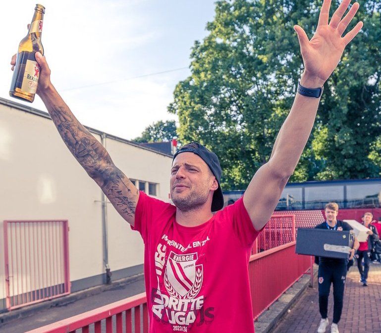 Leon_1966szn's tweet photo. Dieser Mann wird uns nächste Saison mit 15+ Toren in die 2 Liga ballern und ihr könnt nichts dagegen tun. #FCE #WIR #TT7 https://t.co/CJZG5SuSLC