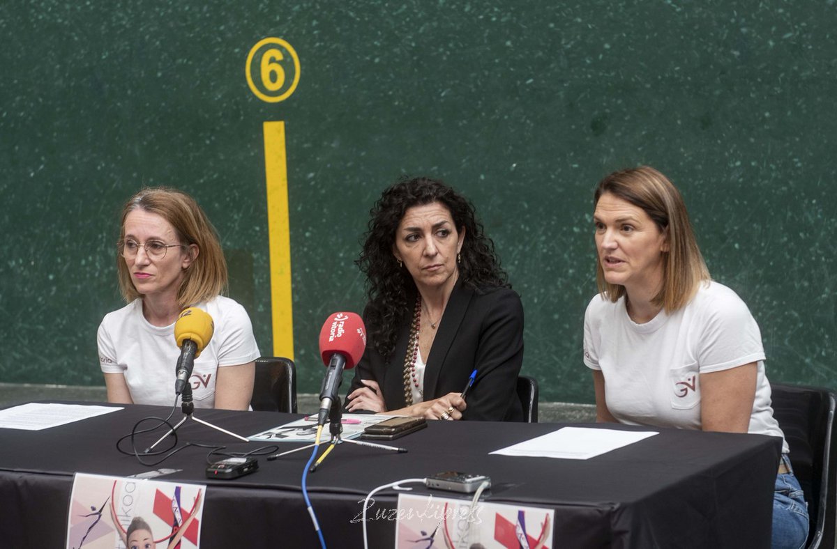 jull2000's tweet photo. @jull2000 Presentación  en el Frontón Ogueta de Vitoria-Gasteiz del V Open Internacional de  Gimnasia Vitoria-Gasteiz, que repite ubicación los días 8 y 9 de Junio.@vitoriagasteiz @Araba @ritmicavitoria 
https://t.co/JBU4szrLCH https://t.co/zg91fw1FQc
