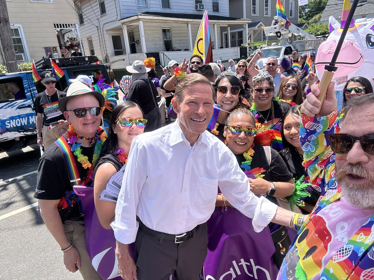 UponTheVerge's tweet photo. @OutSurgeons #aosashowyourpride @SaintFrancisCT  #middletown #pridefest was incredible! Yes that’s @DickBlumenthal thank you! #pride https://t.co/KVdBu47jIR