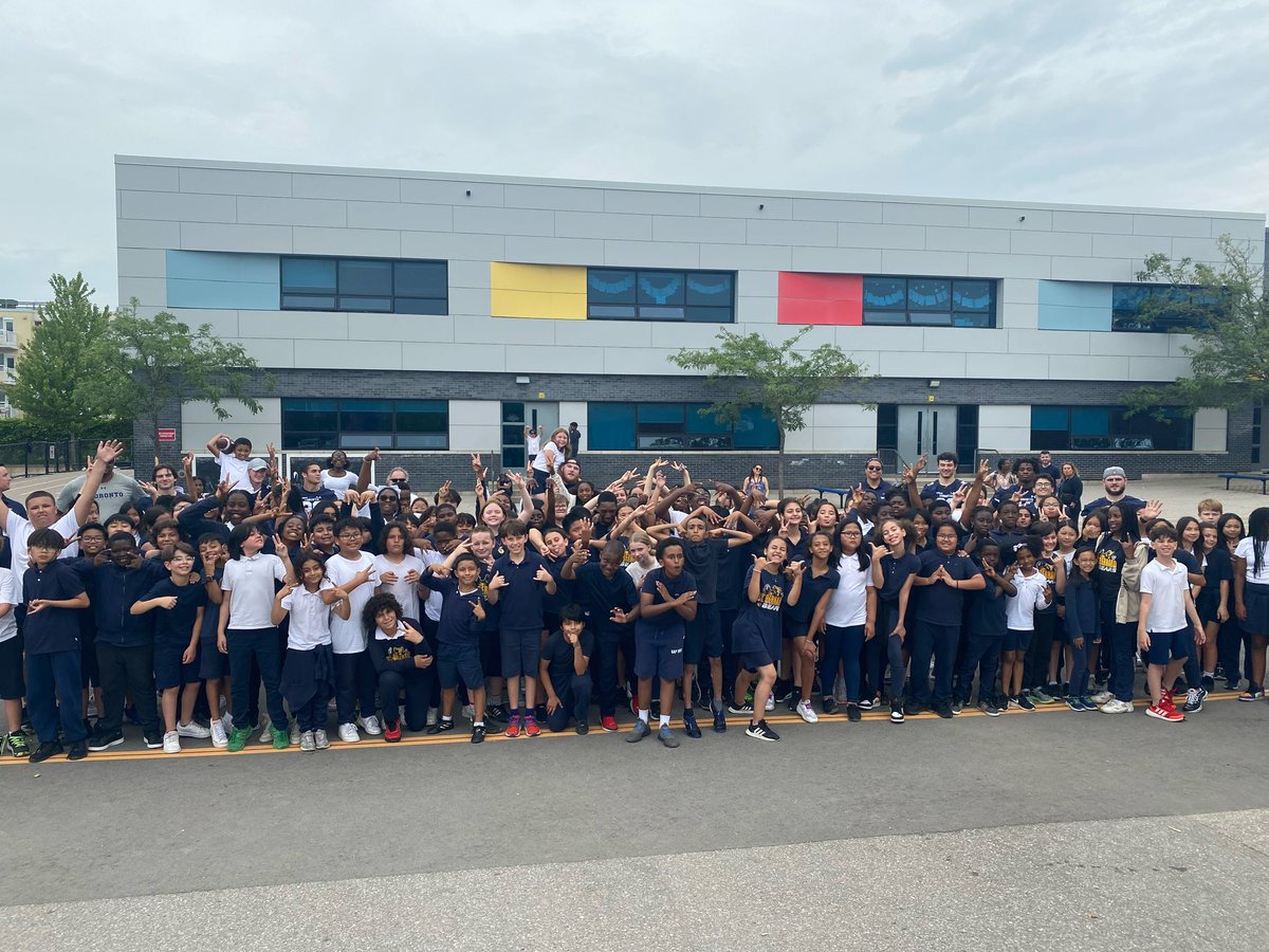 DAVarsityBlueFB's tweet photo. Thank you @StBernardsTCDSB for hosting us in our first annual Touchdown Toronto community outreach event.  Over 150 students! https://t.co/tLDeMisCnq