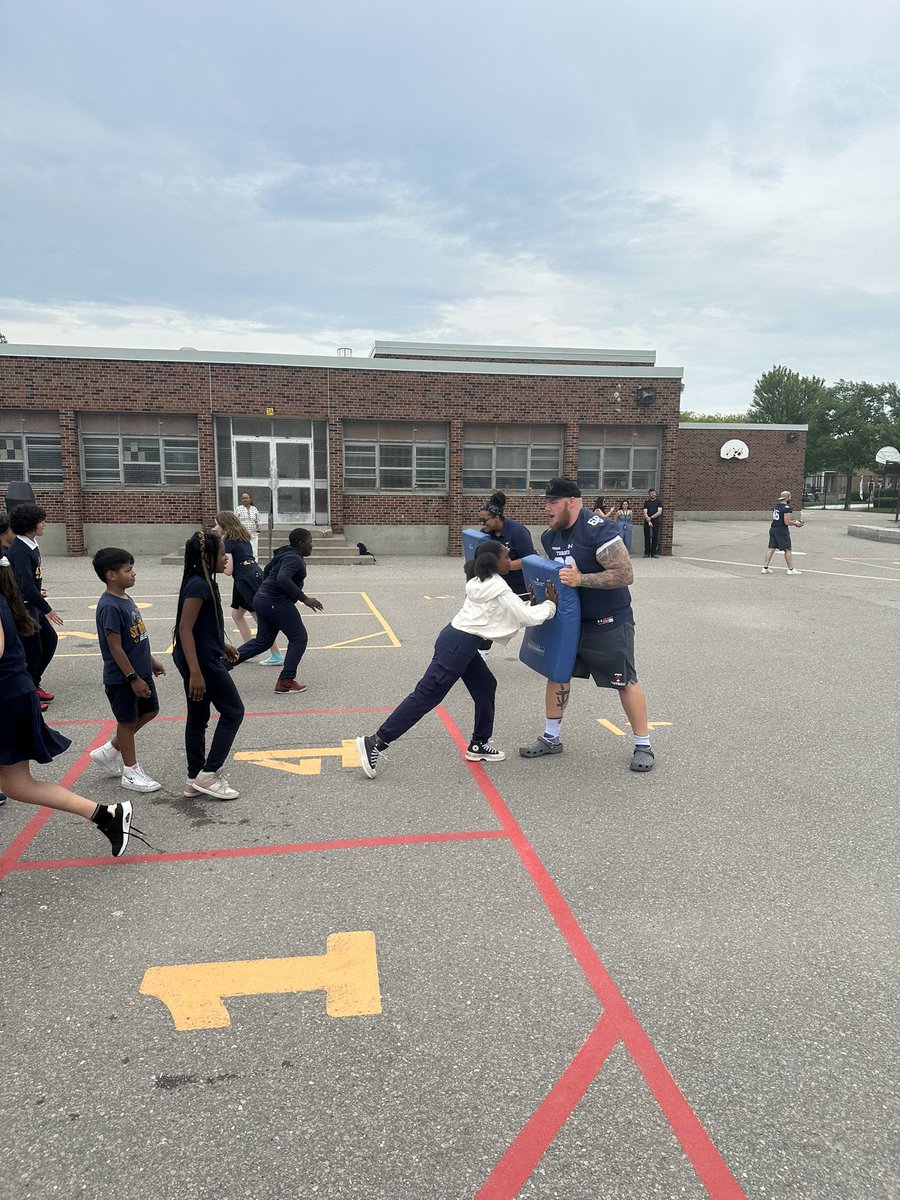 DAVarsityBlueFB's tweet photo. Thank you @StBernardsTCDSB for hosting us in our first annual Touchdown Toronto community outreach event.  Over 150 students! https://t.co/tLDeMisCnq