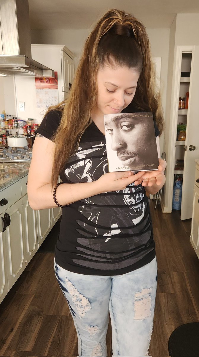 makavelirauhl's tweet photo. My best friend got me the book as an early bday present.. 📚🎁🥳🎂 I always tell her about Pac, Let her watch him and listen to him. She knows alot more now and I love that she is showing her daughter who he is as well... BEAUTIFUL THING! #TupacLivesOn 🕊🙏🏿 https://t.co/zY3sfXJif3