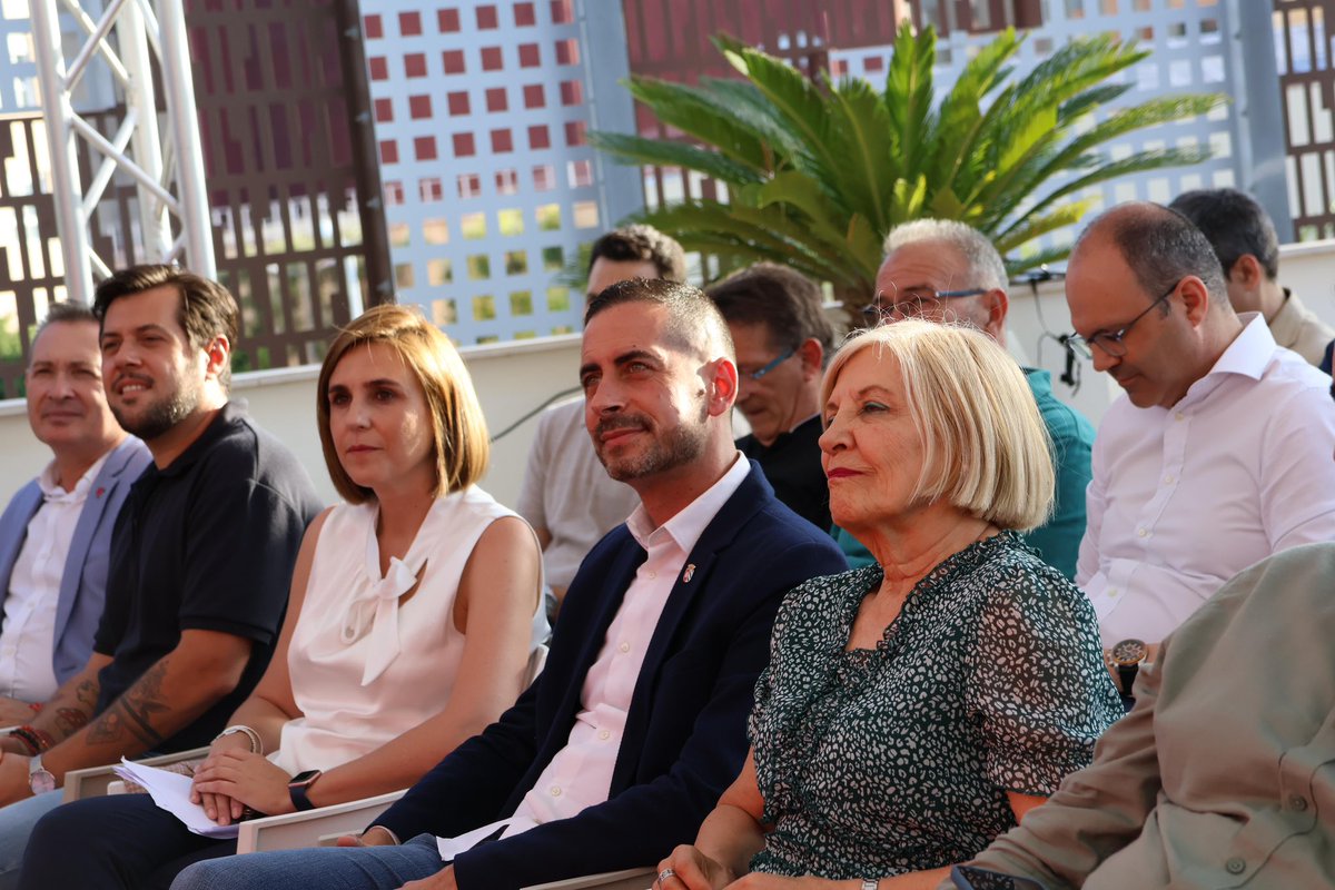 pspvprovalencia's tweet photo. 👉 El domingo #9J nos jugamos seguir fortaleciendo el proyecto de la Europa social frente a quienes buscan el retroceso en derechos y libertades.

🌹Acto de @SocialistesVal en #Mislata. 

Con @CarlosFBielsa @Vicezara y @malui_mm 

#MásEuropa
➕PSOE/❤
#9JEleccionesEuropeas https://t.co/JrTo9IIKdr