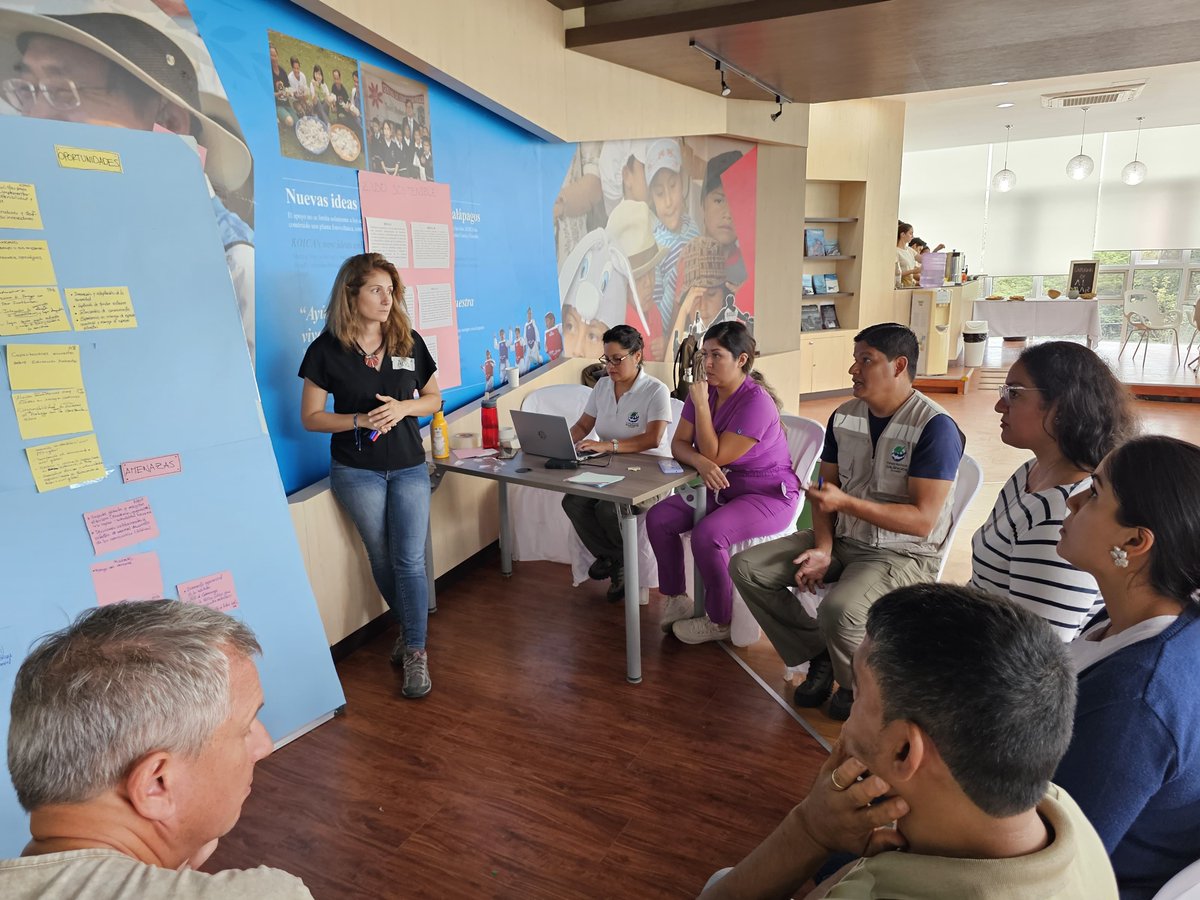 parquegalapagos's tweet photo. #Galápagos | Más de 35 actores de diversos sectores se unieron en un taller dinámico convocado por el @Ambiente_Ec, en colaboración con @WWF .

Juntos están dando forma a la actualización de la Estrategia Nacional de Biodiversidad para enfrentar los desafíos del Marco Global para la Diversidad Biológica de Kunming-Montreal. Este marco busca detener la pérdida de la naturaleza y proteger la vida silvestre en peligro, una misión vital en un mundo donde millones de especies están en riesgo.

El Gobierno Nacional, comprometido con la gestión sostenible de la biodiversidad, está liderando esta revisión y actualización, con la meta de alinearla con los objetivos mundiales hasta el 2030. Este taller marca el sexto en todo el país, donde las voces de todas las regiones se unen para fortalecer este documento clave y avanzar hacia un futuro más sostenible para todos.