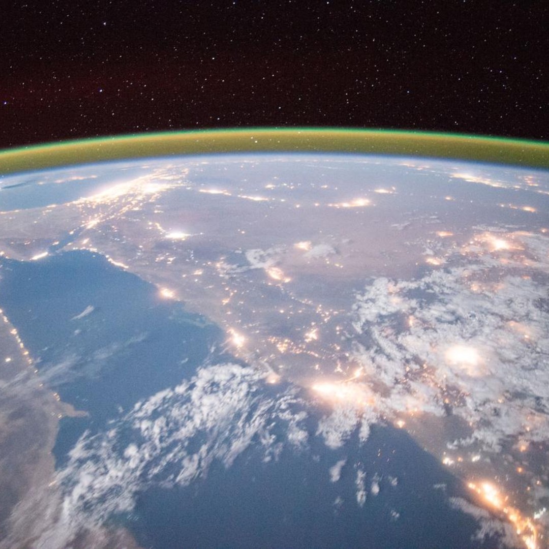 SpaceHumanity's tweet image. #TheOverviewEffect can lead to a deeper appreciation for the planet’s beauty &amp;amp; a sobering recognition of the challenges faced by humanity. It underscores the contradiction between the overwhelming beauty of Earth &amp;amp; the inequities that exist among its inhabitants.