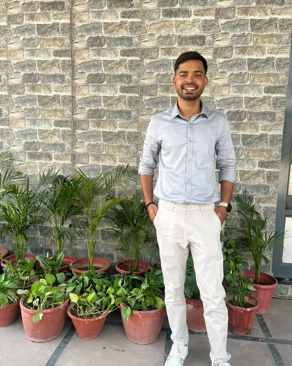 divyanshmessage's tweet photo. Every setback is a setup for a comeback, cheers to the relentless spirit of entrepreneurship.
#mediafleetblue #digitalmarketingcoach #digitalmarketingcourses #entrepreneurship #gogetter https://t.co/28Y36pDFnV