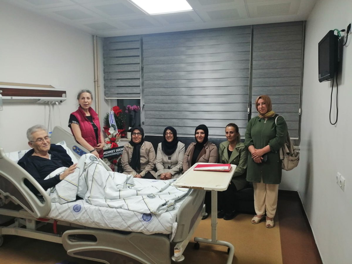 Suna Dolayman (@sdolayman) on Twitter photo İlçe Kadın Kolları Başkanımız sn <a href="/tokce_saniye/">Saniye Tokce</a> ,kadın kolları yönetimimiz ile ilce Başkanımız Sn <a href="/HaktanOmeroglu/">Haktan Ömeroğlu</a> nun selâmlarını ve gecmis olsun dileklerini ileterek ,akparti Pazaryolu ilçe başkanı Sn <a href="/AdemBayraktutar/">adem bayraktutar</a> ı hastanede ziyarette bulundular.
<a href="/RTErdogan/">Recep Tayyip Erdoğan</a> <a href="/Akparti/">AK Parti</a> İlçe Kadın Kolları Başkanımız sn <a href="/tokce_saniye/">Saniye Tokce</a> ,kadın kolları yönetimimiz ile ilce Başkanımız Sn <a href="/HaktanOmeroglu/">Haktan Ömeroğlu</a> nun selâmlarını ve gecmis olsun dileklerini ileterek ,akparti Pazaryolu ilçe başkanı Sn <a href="/AdemBayraktutar/">adem bayraktutar</a> ı hastanede ziyarette bulundular.
<a href="/RTErdogan/">Recep Tayyip Erdoğan</a> <a href="/Akparti/">AK Parti</a>