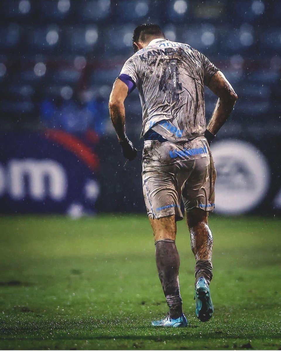 Assim como o Rio Grande do Sul enfrenta e supera as enchentes com resiliência, nosso Grêmio, na lama e sob a chuva, mostra sua imortalidade. Com garra e determinação, seguimos firmes rumo às oitavas da Libertadores! 💪🔵⚪ #GrêmioImortal #ForçaRS #Libertadores