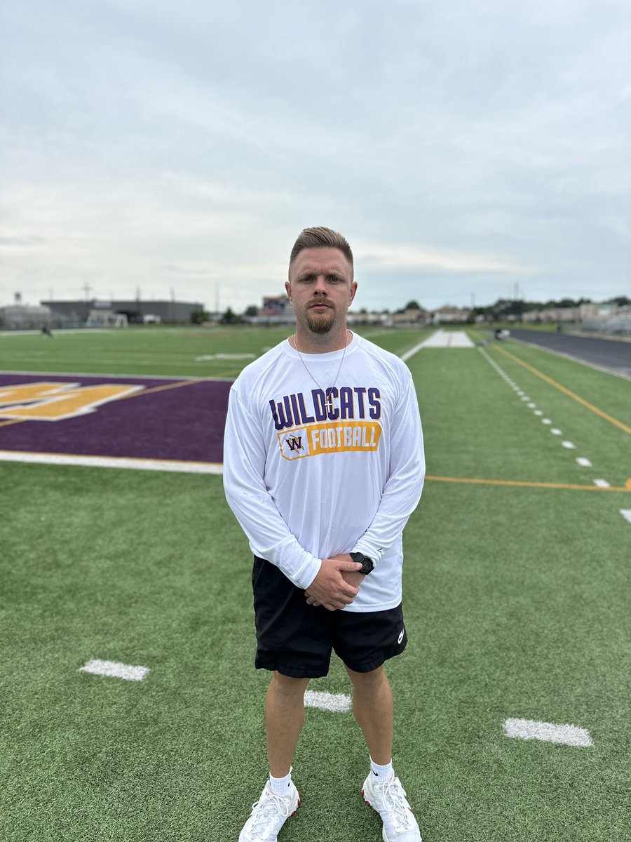 DBDeveloper_11's tweet photo. 💥 Wildcat Nation💥

Help us welcome @CoachHill51 to the Southside! Coach Hill is the new offensive line coach at the dub! 

Coach comes with a wealth of knowledge  at the OL position and Special Teams as well, with stops at D’Arbonne, FP, and Union.

#RestoreTheRoar #1600Strong https://t.co/tNW9lOoE2w