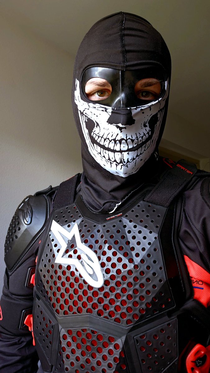 You like my Eyes? 👀😈😁
#gearhead #gear #gearfetish #fetish #mask #masked #rubber #alpinestars #protectors #fullgear #eyes #expression