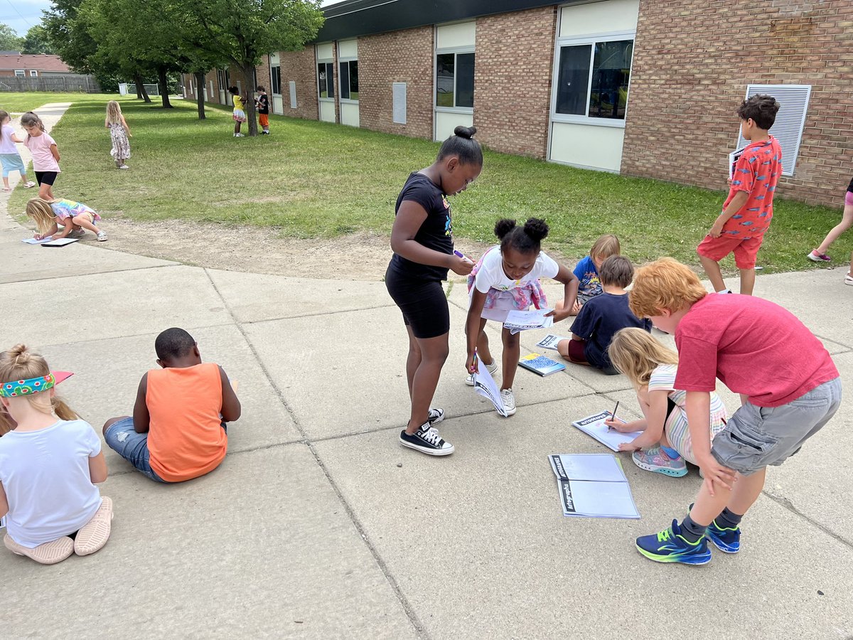 MrsMMatson's tweet photo. First grade yearbook signing!!!! 🤩🤩🤩 https://t.co/leBZEnigor