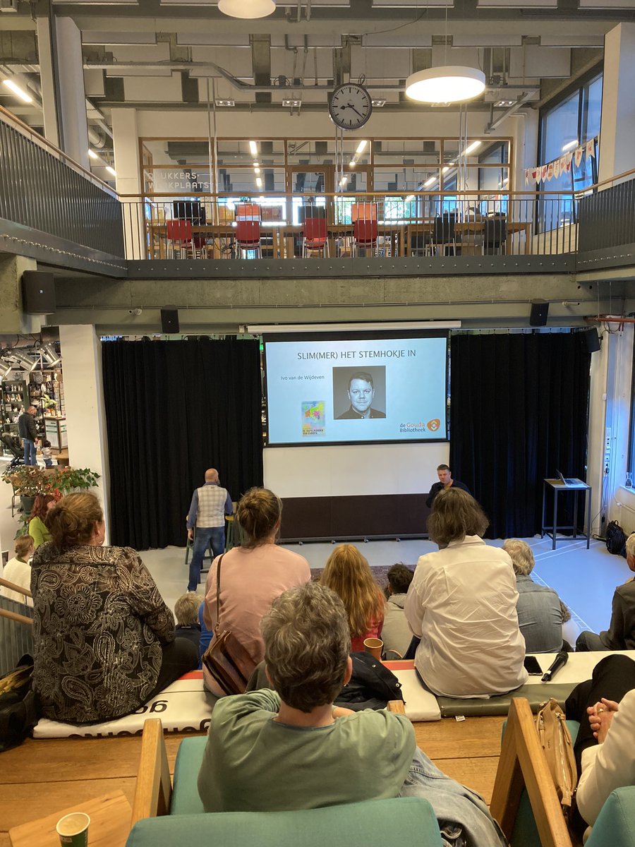 Het is bijna verkiezingsdag 🇪🇺.  Toch maar een beetje info ophalen bij @biebgouda met een keynote van iemand die er verstand van heeft …  @_ivovdw <a href="/paagman/">PAAGMAN</a> 
#europa #europapa #beterdanblancohethokjein