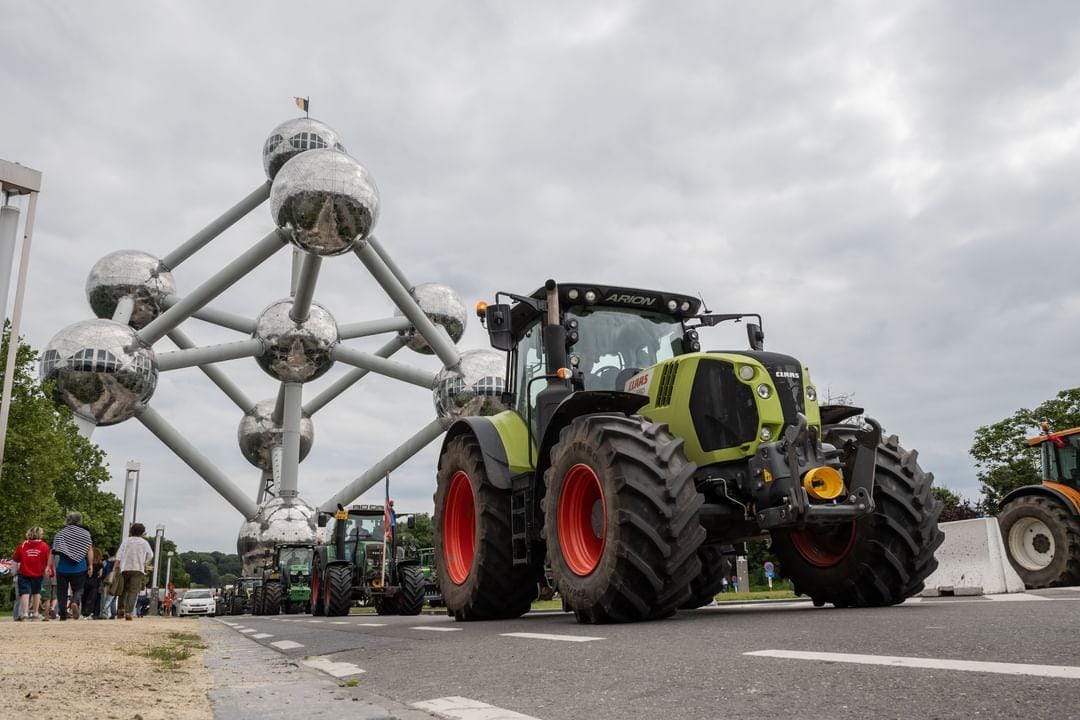 FDF_Nederland's tweet photo. Afterview #Brussel #Megaprotest #EU #ZuurLinks 🚜🚜🚜🚜🚜 https://t.co/6IBwo7TgEF