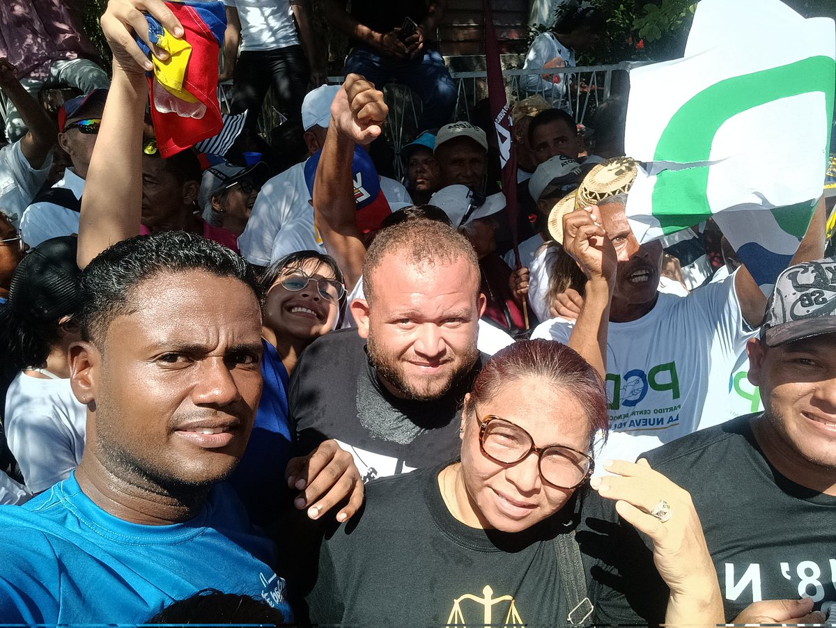 Yandir_PCD's tweet photo. Desde el @PCD_Venezuela seguimos acompañando a la líder de la #unidad @MariaCorinaYA en este momento desde #CiudadBolívar mostrando como votar este #28deJulio por @EdmundoGU porque #VamosAGanarConEdmundo 

@ComanditosVzla @ConVzlaComando @CarlosAlaimove https://t.co/PNUSZZpczH