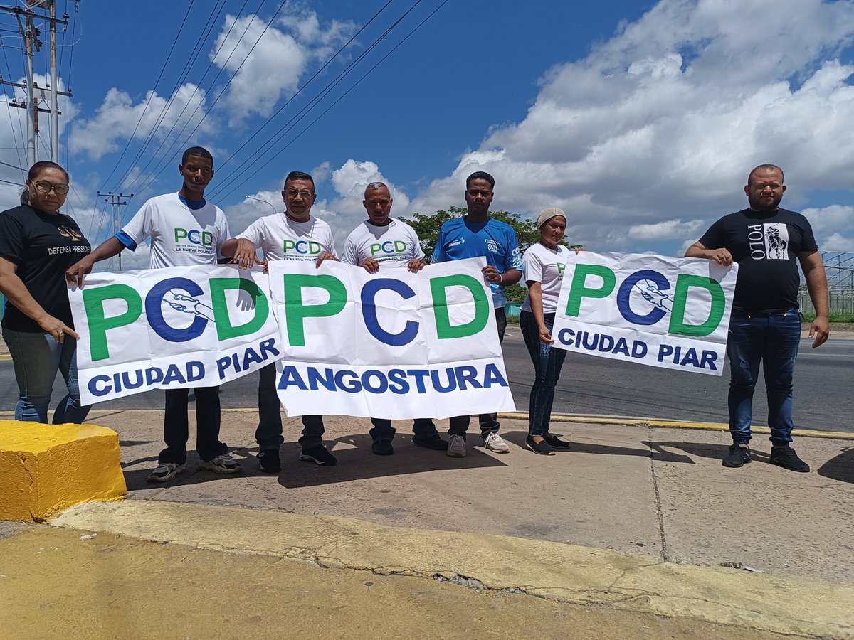 Yandir_PCD's tweet photo. Desde el @PCD_Venezuela seguimos acompañando a la líder de la #unidad @MariaCorinaYA en este momento desde #CiudadBolívar mostrando como votar este #28deJulio por @EdmundoGU porque #VamosAGanarConEdmundo 

@ComanditosVzla @ConVzlaComando @CarlosAlaimove https://t.co/PNUSZZpczH