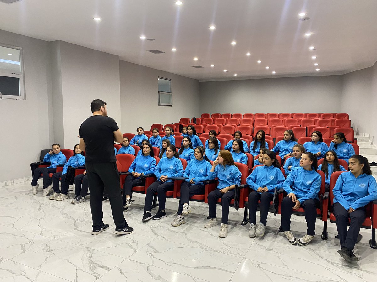 Valimiz Sayın Gökmen Çiçek'in talimatları doğrultusunda İl Müdürümüz Ali İhsan Kabakcı'dan Eşofman takımlarımızı aldık Valimiz Sayın Gökmen Çiçek'e ve İl Müdürümüz Ali İhsan Kabakcı'ya teşekkür ediyoruz.<a href="/gokmen_cicek_/">Gökmen Çiçek</a> <a href="/KABAKCI46/">Ali İhsan Kabakcı</a> <a href="/buzkayaali/">Ali BUZKAYA</a> <a href="/ali__kayseri/">Ali KILIÇ</a> <a href="/ahmetin38/">ahmetin</a>