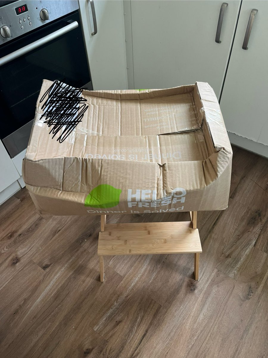 sarahbt16's tweet photo. @HelloFreshUK what the hell is this? Did someone sit on my box! https://t.co/K27p2kZ1Lw