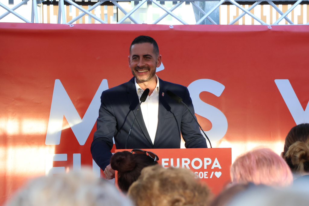 pspvprovalencia's tweet photo. Acto de @SocialistesVal en #Mislata.

El domingo #9J vamos a parar a la derecha y a la ultraderecha en #Europa

Porque no queremos que sigan devaluando los servicios públicos con más recortes en educación, sanidad o dependencia.

@CarlosFBielsa @Vicezara @malui_mm https://t.co/9DN8o35Ext