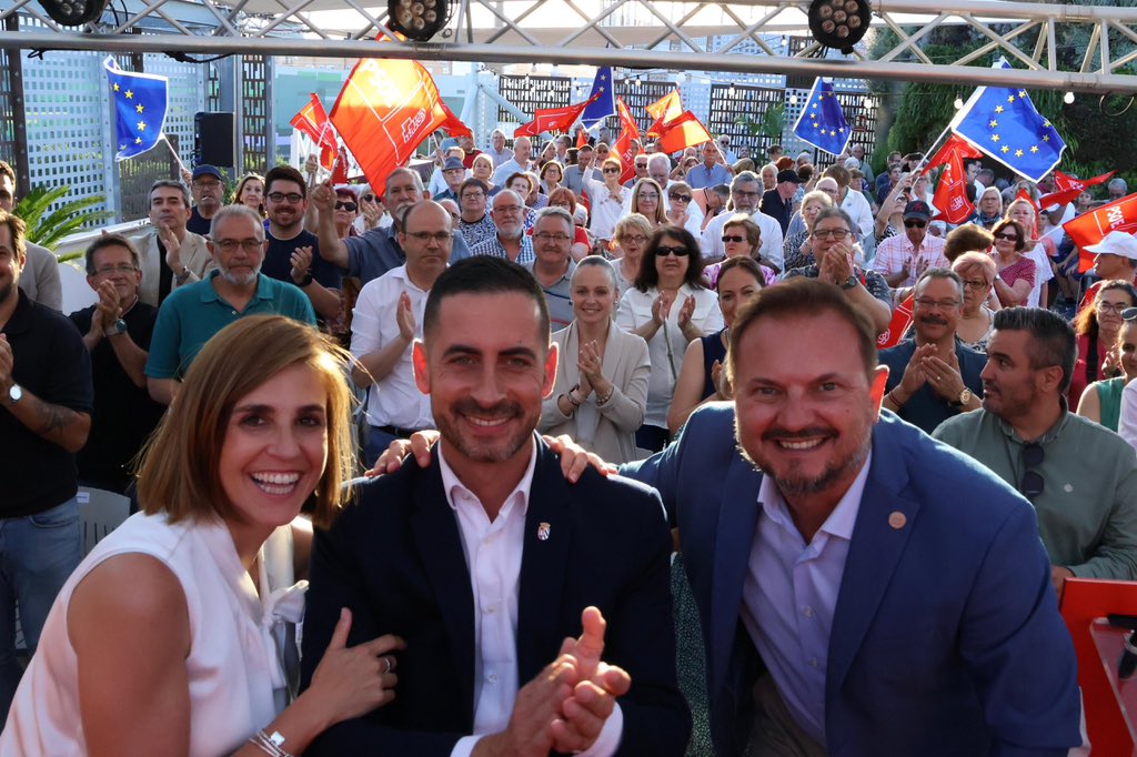 pspvprovalencia's tweet photo. Acto de @SocialistesVal en #Mislata.

El domingo #9J vamos a parar a la derecha y a la ultraderecha en #Europa

Porque no queremos que sigan devaluando los servicios públicos con más recortes en educación, sanidad o dependencia.

@CarlosFBielsa @Vicezara @malui_mm https://t.co/9DN8o35Ext