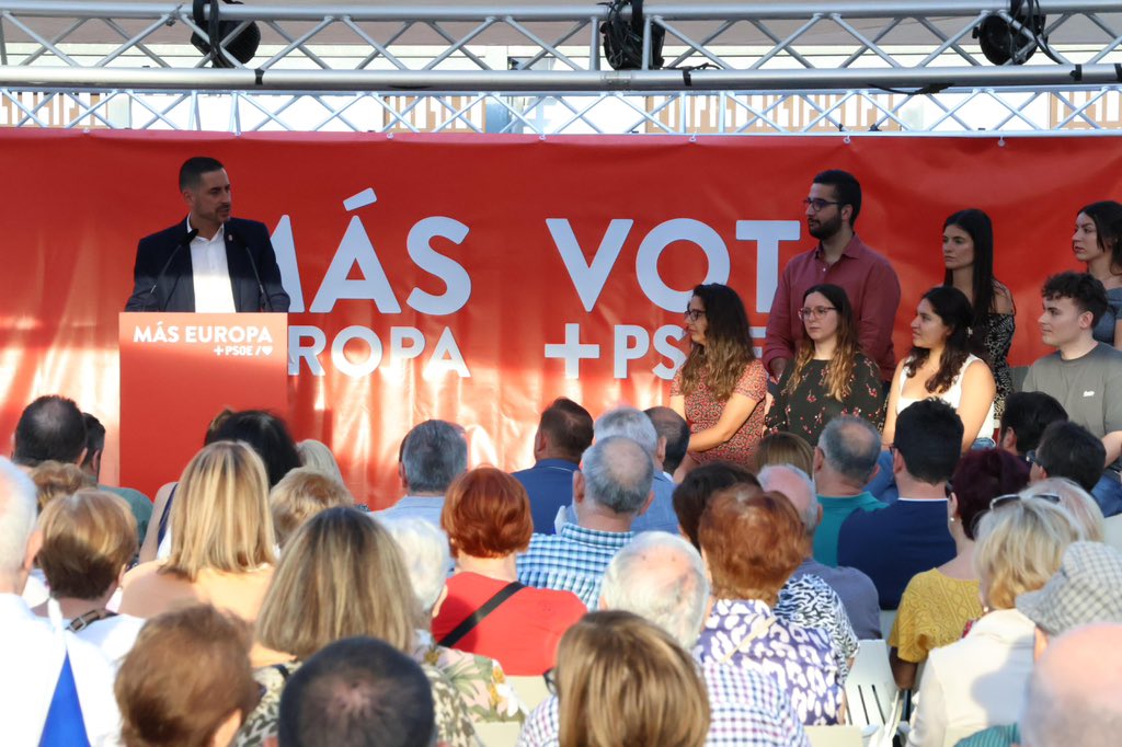 pspvprovalencia's tweet photo. Acto de @SocialistesVal en #Mislata.

El domingo #9J vamos a parar a la derecha y a la ultraderecha en #Europa

Porque no queremos que sigan devaluando los servicios públicos con más recortes en educación, sanidad o dependencia.

@CarlosFBielsa @Vicezara @malui_mm https://t.co/9DN8o35Ext