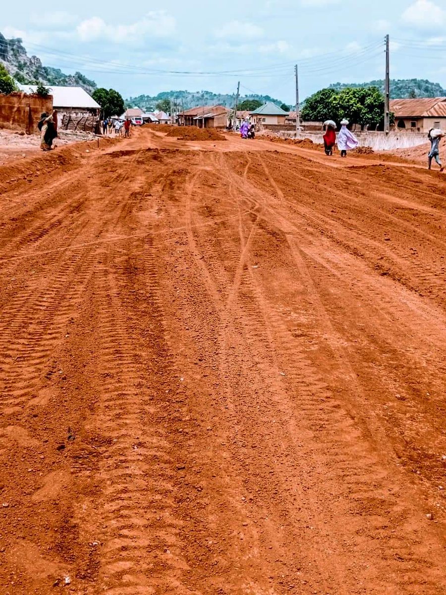 adaerms's tweet photo. Ongoing construction of Bangi township road in Mariga Local Government.

This is part of the ongoing 556 km of roads being constructed across the 25 LG areas of the state.

#NewNiger https://t.co/KbCUxm1D7W