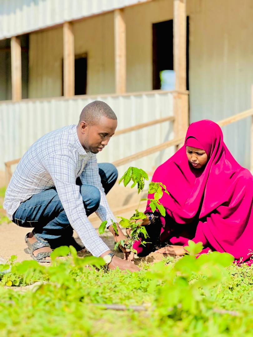 SOGPA2's tweet photo. @SOGPA2 members in Jowhar🇸🇴 have celebrated #WorldEnvironmentDay‌ by planting trees as well as educating  children in Schools to protect the plants. Thanks @AhmedSamow for his leadership on this. #GenerationRestoration @UNEP_Africa @HodderClimate @UNSomalia https://t.co/EJaCXiTzLC