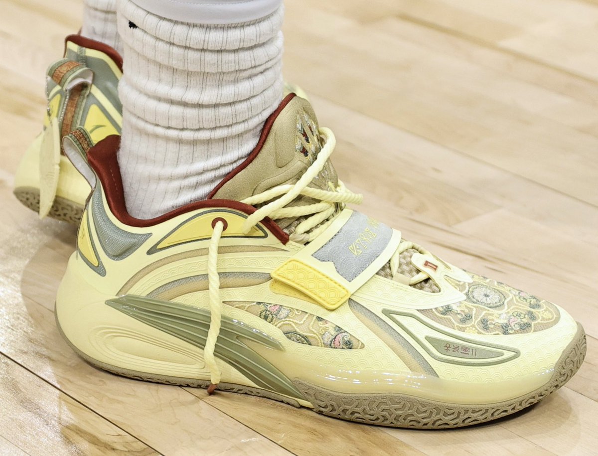 Kyrie Irving wore the “KAI Feng” edition of the ANTA KAI 1s today