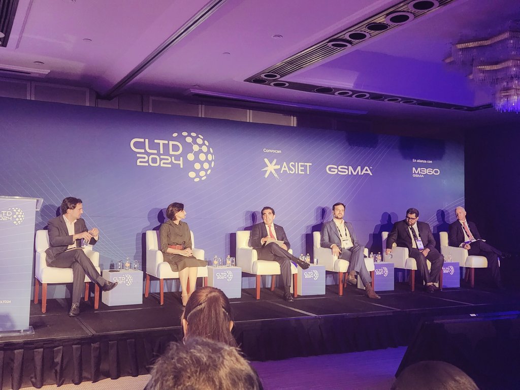 PaoABonilla's tweet image. Panel "Inversiones y uso eficiente de las redes para garantizar el futuro digital" #M360 @GSMA #Mobile360 🇲🇽 Para lograr una industria sostenible con las  inversiones necesarias se requiere repensar los enfoques regulatorios y de política pública tradicionales