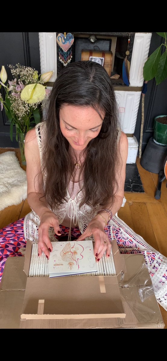 audreythirot's tweet photo. 💿 Les CDs sont arrivés !!
Qui veut son TALISMAN 🧿 ?? 

Attention, objet magique 🤗✨

#talisman #audreythirot #newmusic #newalbum #release #indiefolk #dreamfolk #indieartist  #fémininsacré #popfolk #onirique #folkonirique https://t.co/N6kF2vjxmf