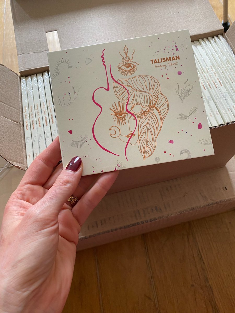 audreythirot's tweet photo. 💿 Les CDs sont arrivés !!
Qui veut son TALISMAN 🧿 ?? 

Attention, objet magique 🤗✨

#talisman #audreythirot #newmusic #newalbum #release #indiefolk #dreamfolk #indieartist  #fémininsacré #popfolk #onirique #folkonirique https://t.co/N6kF2vjxmf