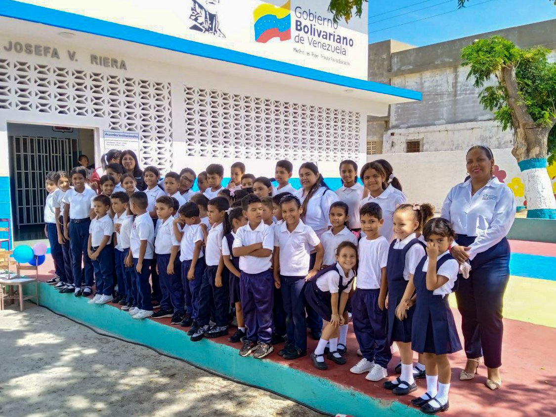 ¡El 1x10 del Buen Gobierno en #Falcón!

Nos vinimos a la tierra de Alí Primera específicamente al C.E. Josefa Victoriana Riera, municipio Carirubana.

Se ha entregado una dotación para el sector educativo: 447 escuelas atendidas y 111 mil 750 estudiantes beneficiados.