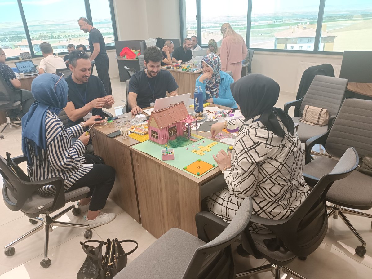 ScientixTurkiye's tweet photo. Batman ilinde 3-6 Haziran 2024 tarihleri arasında düzenlenen Scientix STEM Eğitimi Çalıştayı, bugün öğretmenlerin gruplar halinde STEM Eğitimi projelerinin prototiplerini hazırlama etkinliği gerçekleştirildi. https://t.co/k5kzMF0s3Q