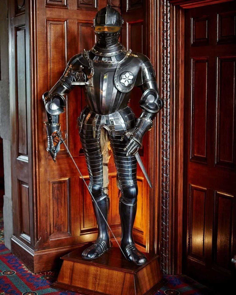 RobsFactChecker's tweet photo. Tony Vlachos debuting "Spy Armor" on #TheTraitorsUS https://t.co/DIYhhpFShe