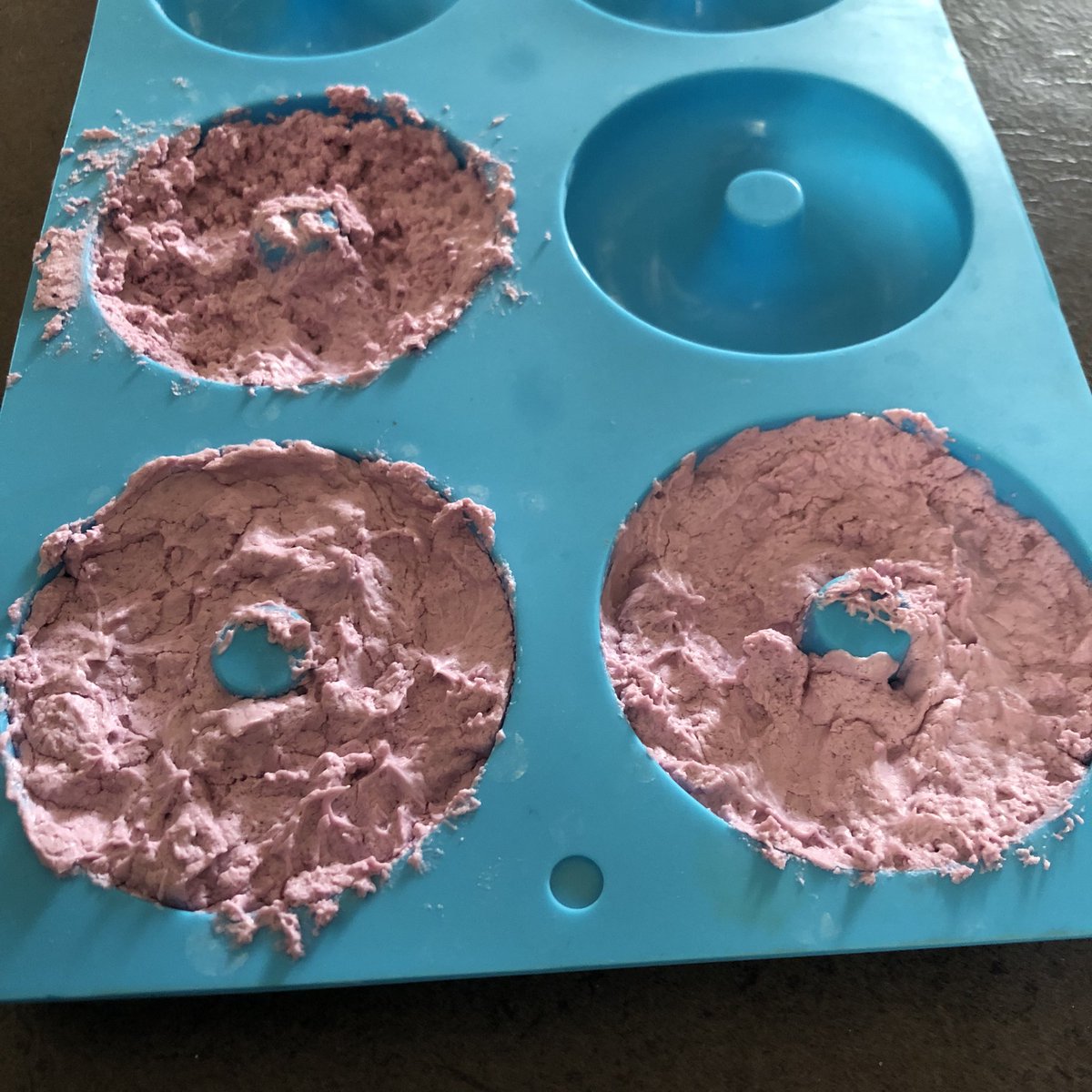 CaLyPsO_msnts's tweet photo. En attendant mes produits pour faire mes savons, j’ai testé le shampoing solide. Affaire à suivre … #savonsmaisons #creationsdesavonsmaison #shampoingsolide #faitmaison https://t.co/v6ysVSmPLg