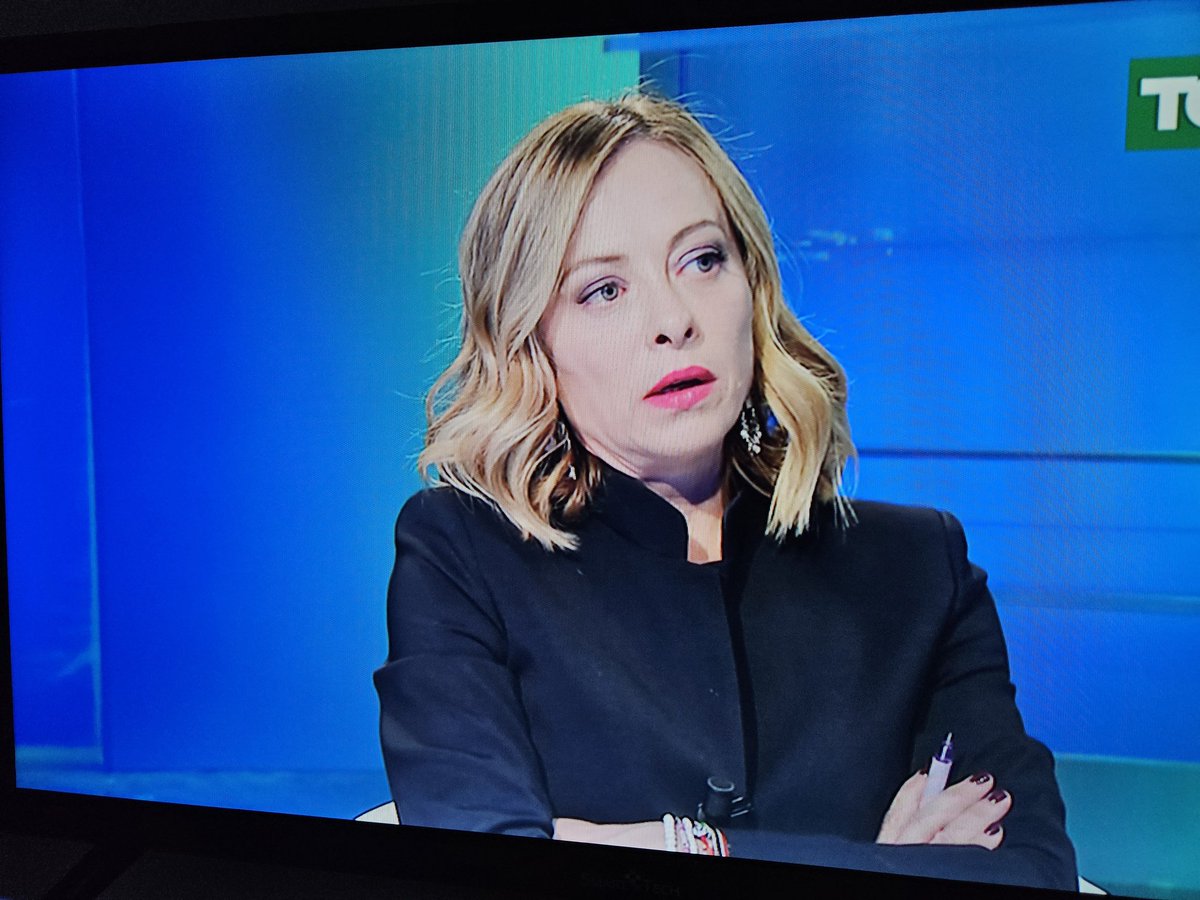 gseba_sca's tweet image. Leggete il linguaggio del corpo: mentre parla del decreto sanità ha le braccia conserte e non guarda in camera. Sta mentendo e lo sa benissimo 
#5giugno #la7tv #GovernoDellaVergogna #MELONI_è_poca_cosa #MeloniVergogna #ElezioniEuropee2024