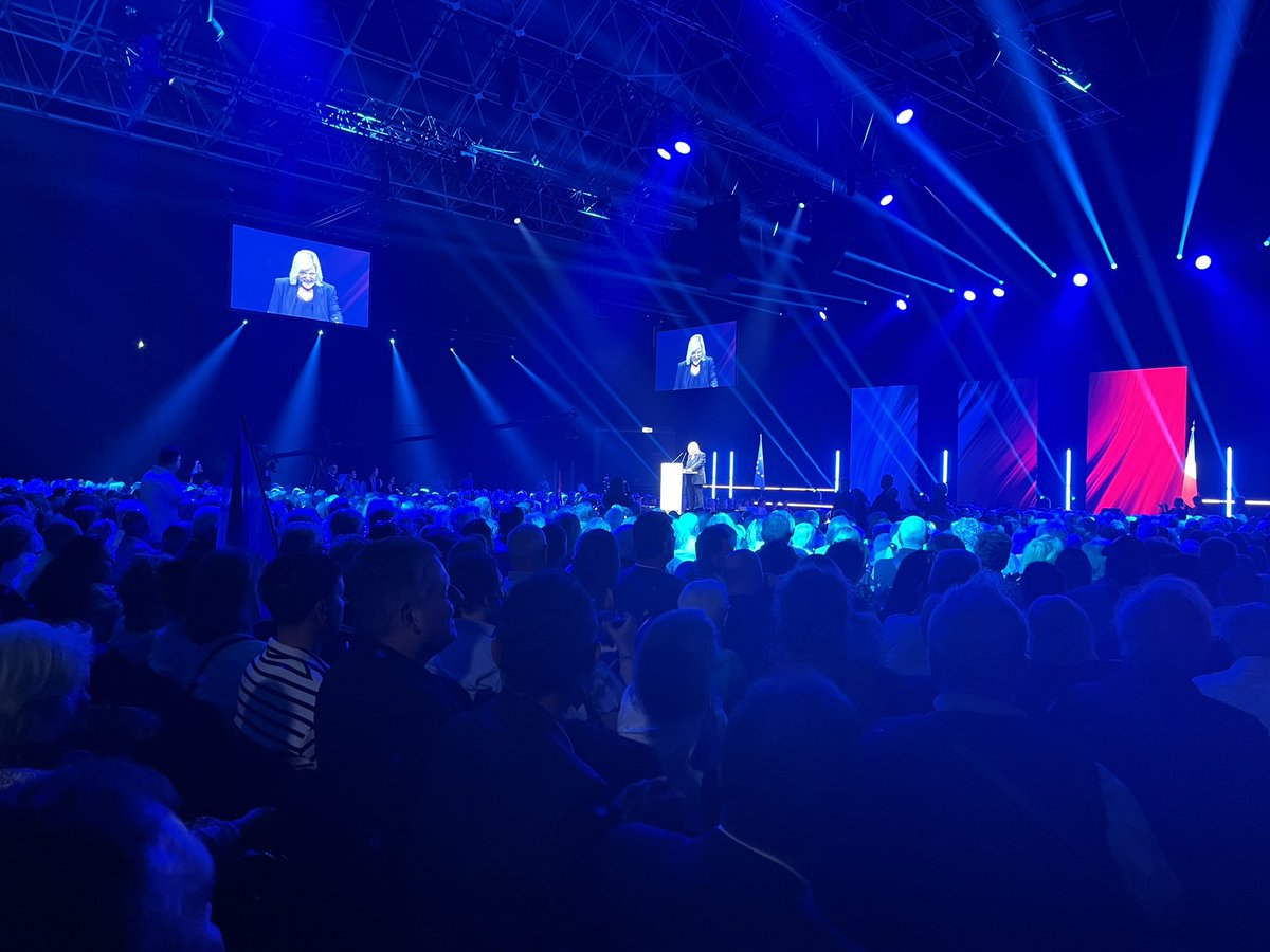 PhilippeTabarot's tweet image. Au #Cannet dans cette dernière ligne droite autour de @fxbellamy 
Nous sommes mobilisés pour défendre un pack de convictions et de combats pour l’Europe, celui de la liberté, de la lutte contre les normes, contre l’asphyxie des taxes, contre les dérapages financiers.