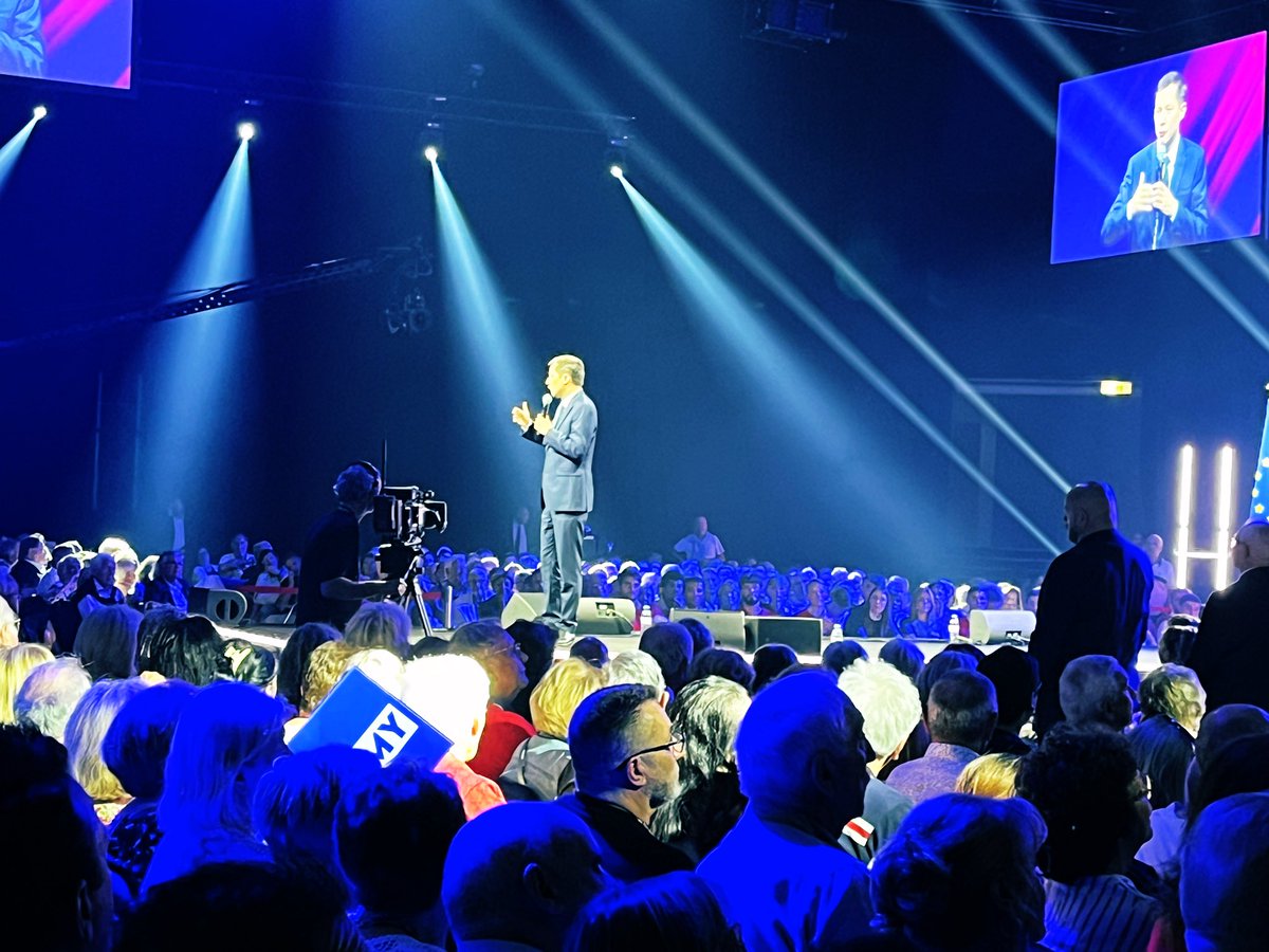 PhilippeTabarot's tweet image. Au #Cannet dans cette dernière ligne droite autour de @fxbellamy 
Nous sommes mobilisés pour défendre un pack de convictions et de combats pour l’Europe, celui de la liberté, de la lutte contre les normes, contre l’asphyxie des taxes, contre les dérapages financiers.